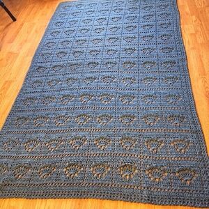 Handmade Gray Lacy Shell Pattern Throw  72"x 47"